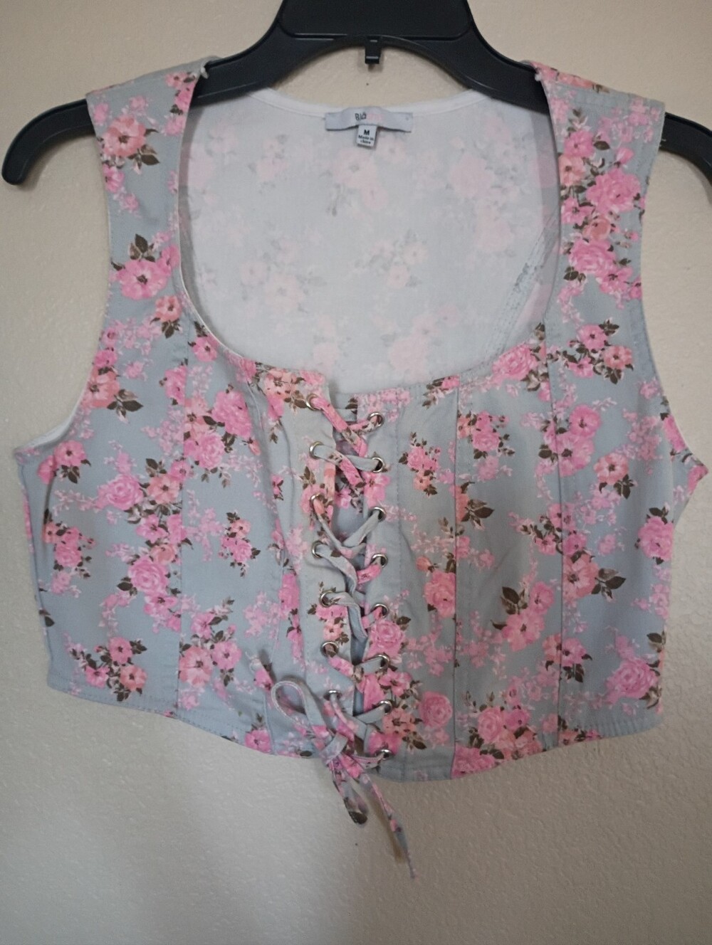 Sleeveless Floral Lace-Up Crop Top - Pink on Light Gray - Picture 2 of 5
